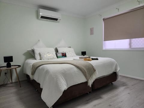 Bedroom, air conditioner