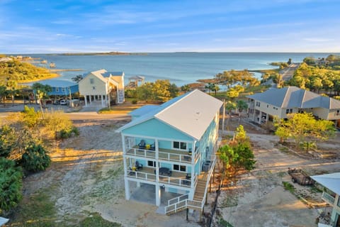 Whispering Waves Family Retreat House in Cedar Key