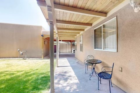 2 Bed 1 Bath with fully Stocked Kitchen Apartamento in Corrales