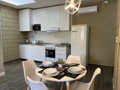 Kitchen or kitchenette, Dining area