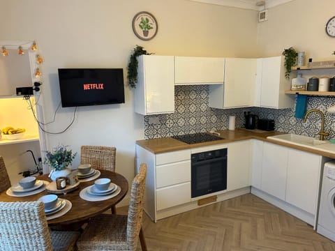 TV and multimedia, Coffee/tea facilities, Kitchen or kitchenette, oven, toaster