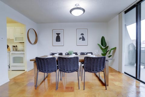 Kitchen or kitchenette, Seating area, Dining area