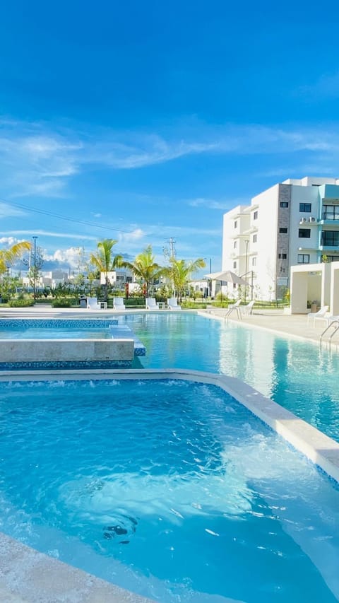 Pool view, Swimming pool, sunbed