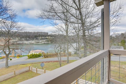 Apt with Lake Views - Day Trip to Virginia Tech! Apartamento in Claytor Lake