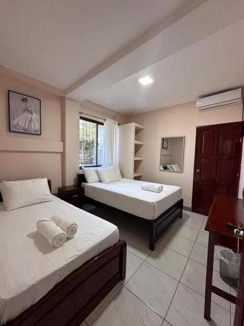 Bed, TV and multimedia, Photo of the whole room, Bedroom, towels, air conditioner