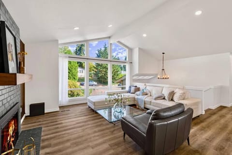 Tastefully Remodeled 4 Bedroom Home with Rainier View House in Kirkland