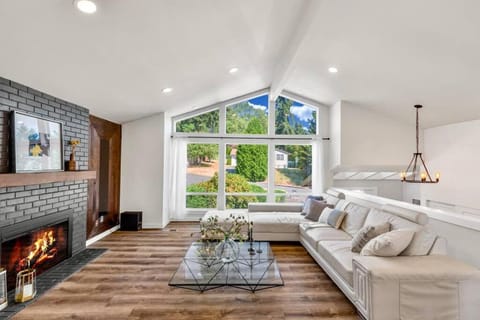 Tastefully Remodeled 4 Bedroom Home with Rainier View House in Kirkland