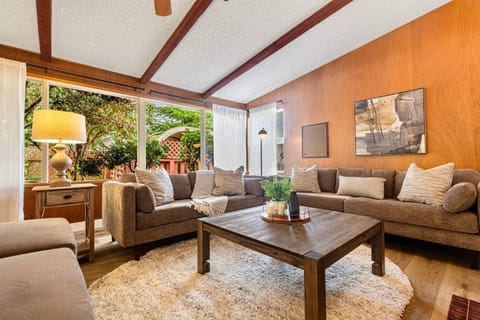 Spacious Mid Century Modern Sunroom Rambler House in Shoreline