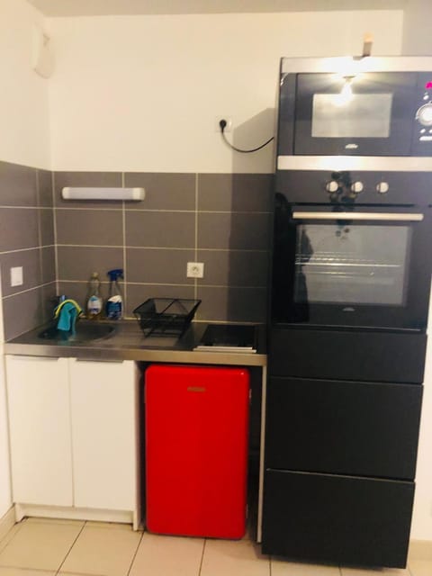 Kitchen or kitchenette, oven