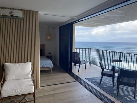 Luxurious Oceanfront 20-foot Panoramic Ocean View Maison in Kahana