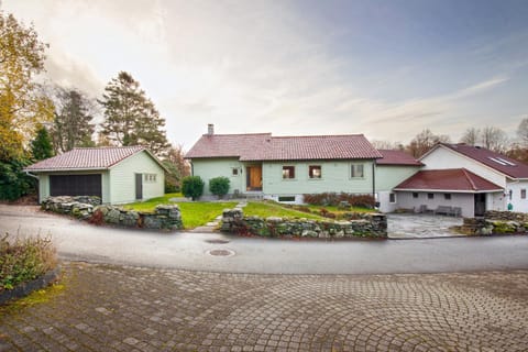 Property building, Day, Garden view, Street view