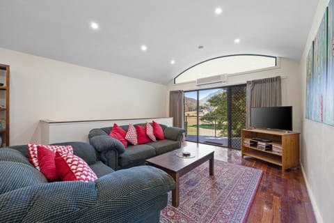 TV and multimedia, Living room, Seating area, Evening entertainment, Mountain view, pet friendly