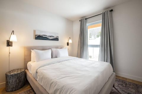 Tremblant Koselig-Lake and Mountain Haven Apartment in Mont-Tremblant