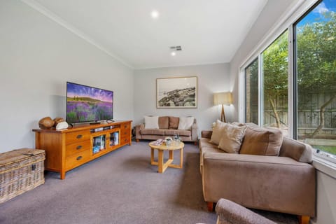 Tea Tree Retreat - 5 Bedrooms, sleeps 13 House in Inverloch