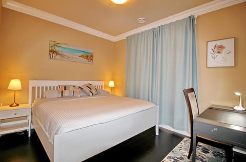 Close to YVR King Sized Private Entrance Suite Apartment in Richmond