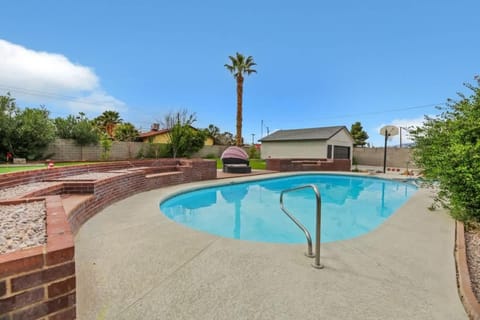 Heated Pool Modern Ranch Villa 10 Min to Strip House in Las Vegas