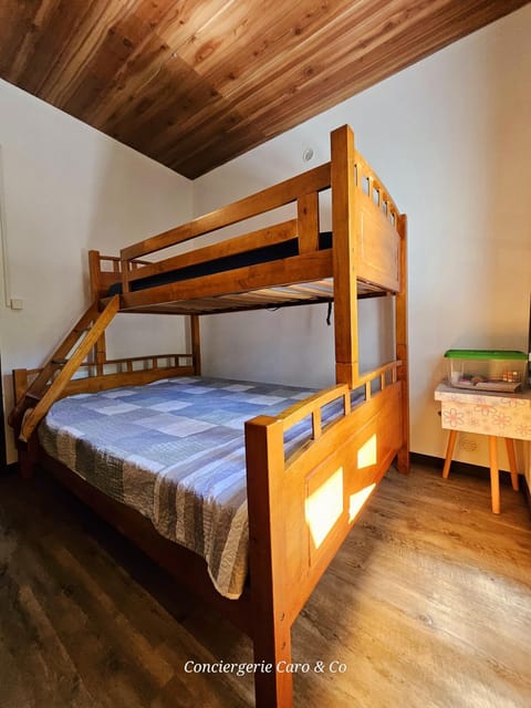 Bed, Photo of the whole room, Bedroom, bunk bed, air conditioner