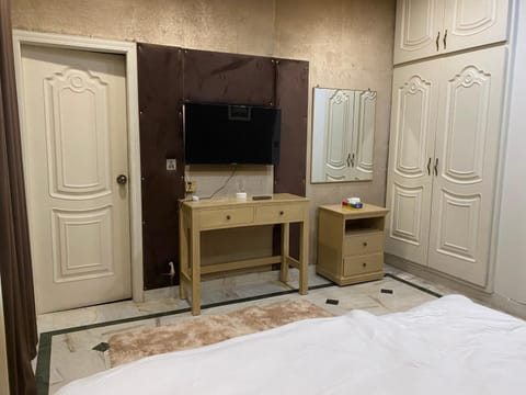 Bathroom, TV and multimedia, Bedroom, wardrobe