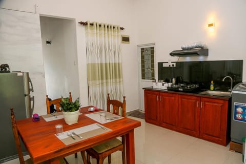 Kitchen or kitchenette, Dining area, minibar, oven, stove