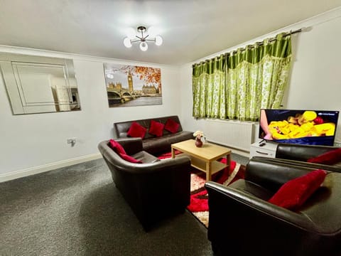 Conveniently located 3 bed spacious home for couples, families and groups in Ipswich House in Ipswich