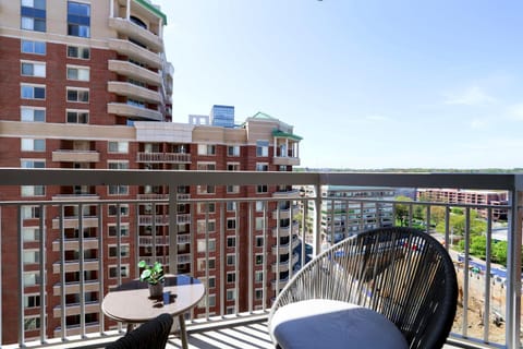 View (from property/room), Balcony/Terrace, Seating area, City view