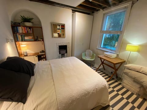 Enjoy a riverside stay in city of dreaming spires House in Oxford