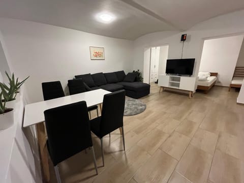 Communal lounge/ TV room, TV and multimedia, Living room, Seating area, Evening entertainment, Bedroom, pet friendly