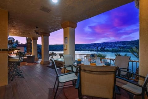 Riverside Retreat- Spacious 5-Bedroom Getaway in Bullhead City! Maison in Bullhead City