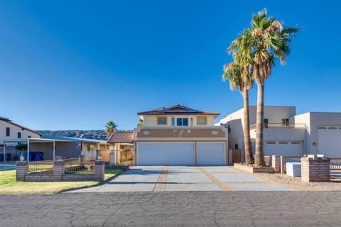 Riverside Retreat- Spacious 5-Bedroom Getaway in Bullhead City! Maison in Bullhead City