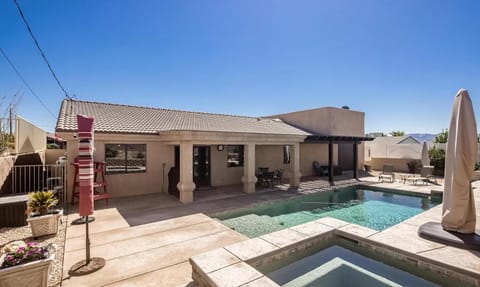 South Side Beauty! Heated pool, RV Garage House in Lake Havasu City