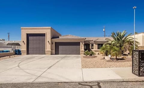 South Side Beauty! Heated pool, RV Garage House in Lake Havasu City