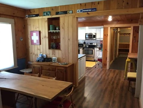 Charming Okemo Village House with Hot Tub and Short Walk to Town Apartamento in Ludlow