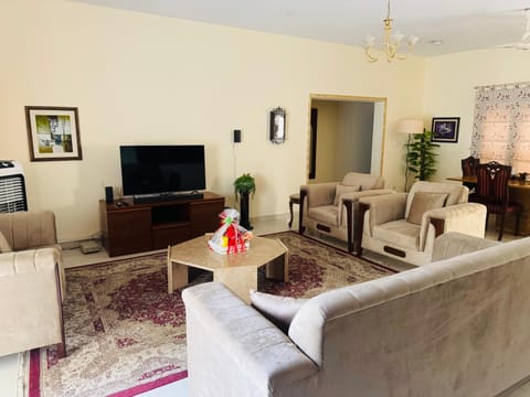 Communal lounge/ TV room, Living room, Seating area, Evening entertainment