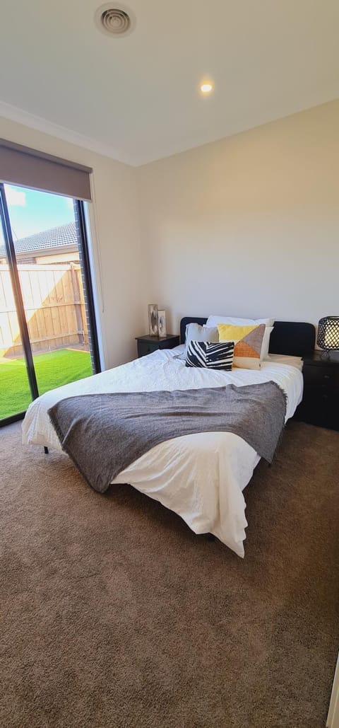 Stay in Tarneit West Melbourne Casa in Truganina