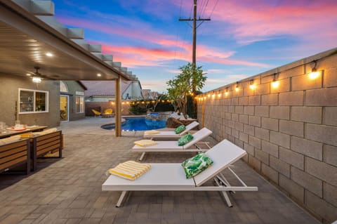 Balcony/Terrace, Pool view, Swimming pool, sunbed