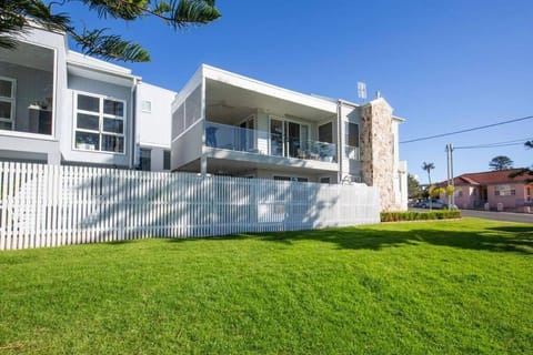 LegaSea Lodge - Pet Friendly Beachfront Plunge Pool House in Wollongong