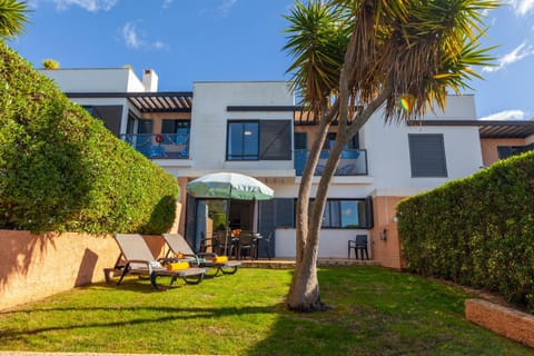 Property building, Patio, Day, Garden, Garden view, sunbed