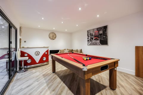 Luxury6BedHouse-HotTub-GamesRoom-Amar Luxury Stays Villa in Poole