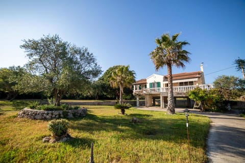 Property building, Patio, Facade/entrance, Spring, Day, Natural landscape, Summer, Garden, Garden, Pets, Garden view, Mountain view, Sea view, internet