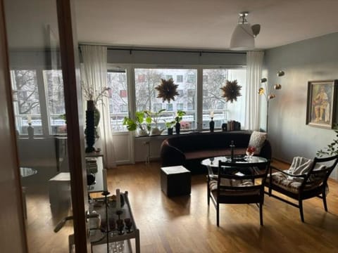 Apartment close to metro and shopping, Skärholmen Appartement in Huddinge