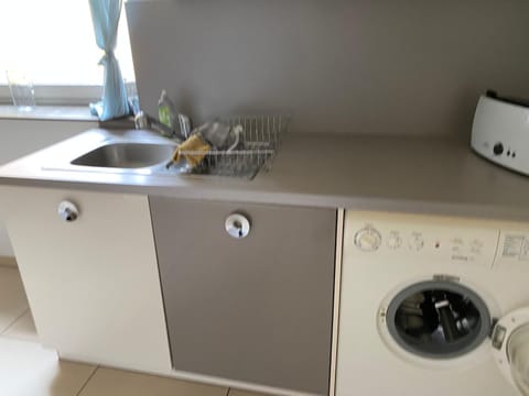 Kitchen or kitchenette, dishwasher