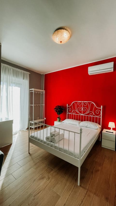 Bed, Photo of the whole room, Bedroom, air conditioner