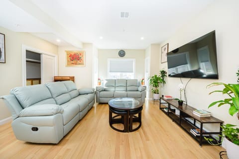 60-2 SPRING GETAWAY EARLY BIRD 10 PERCENT! Newly built & stylish apartment in Boston Apartment in Milton