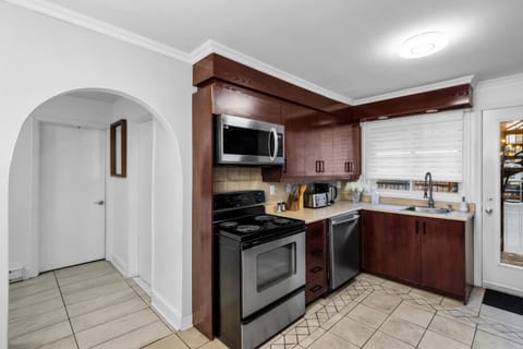 COSY 3 BEDROOMS Montreal Apartment in Laval