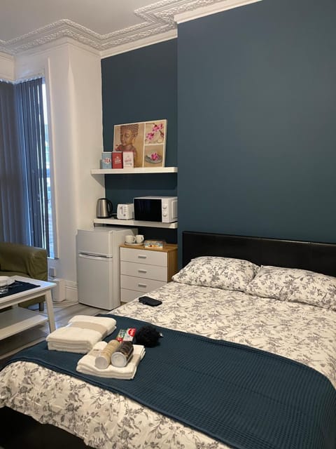 Rehman House GROUND FLOOR Studio 2 EXCLUSIVE USE OF PRIVATE BATHROOM & FREE PARKING Bed and Breakfast in Ilford