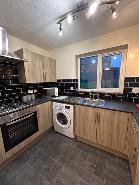 Quiet Cosy 2 Bedroom Home - Near Princess Royal Hospital House in Telford