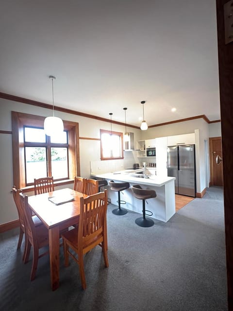 Kitchen or kitchenette, Dining area, oven