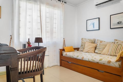 Bed, Photo of the whole room, Seating area, Bedroom, air conditioner