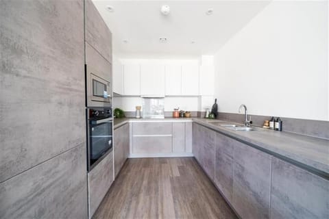 Stunning Spacious Apartment in East London Apartment in Barking