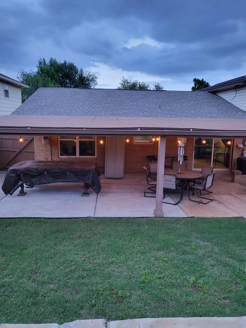 Family Retreat with pool and pool table Casa in Warr Acres